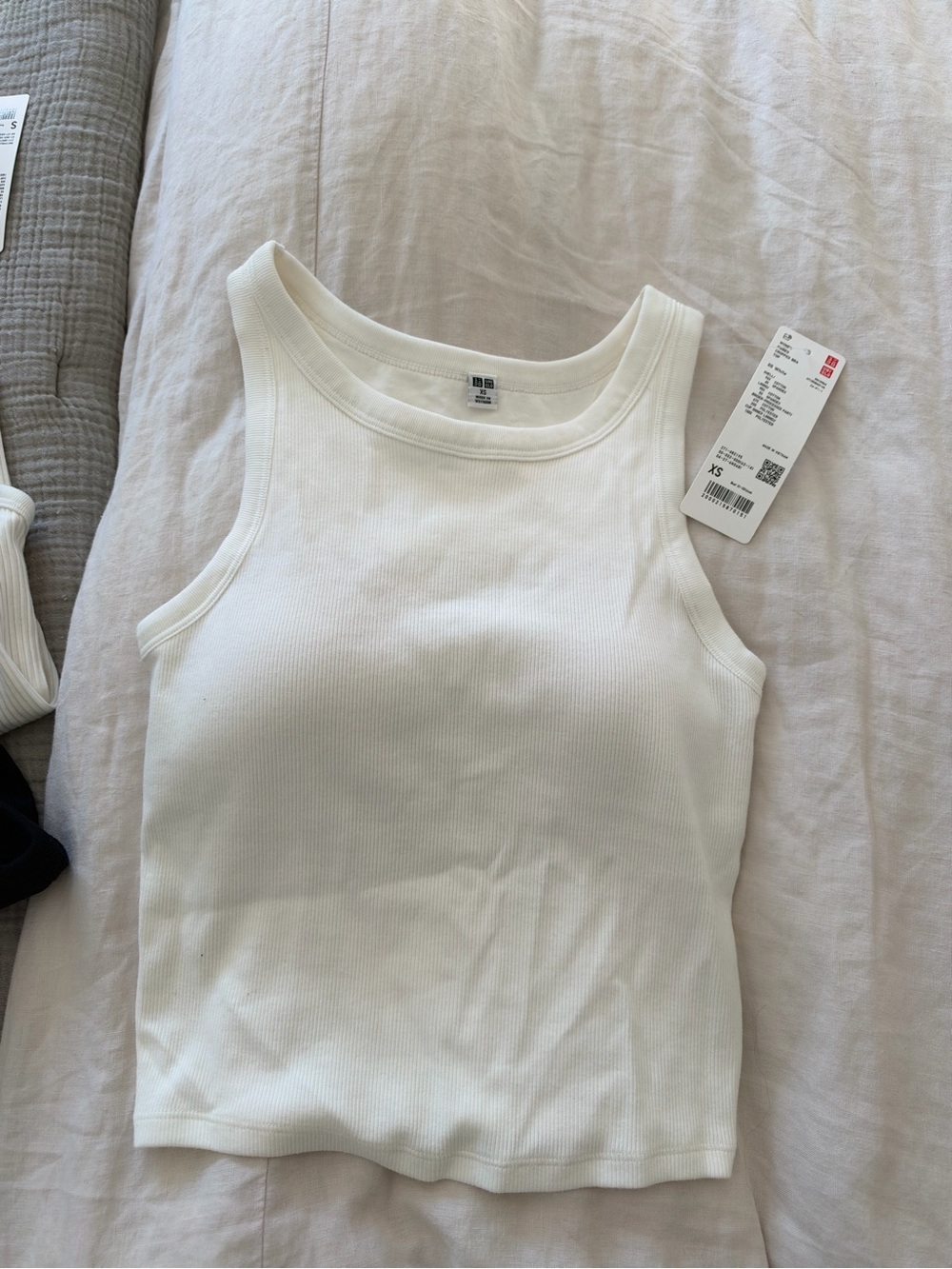 Uniqlo Women's White Ribbed Tank Top w/built in bra. NWT.